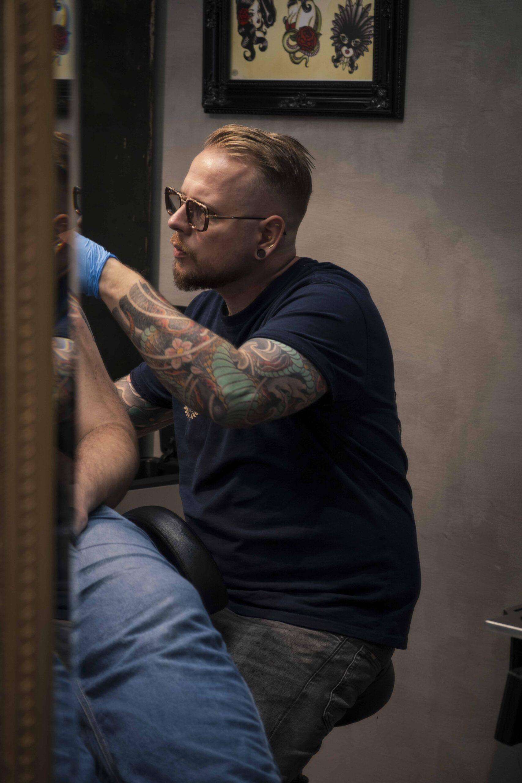 tattoo zetten door tattoo artiest arnhem l'extrémiste