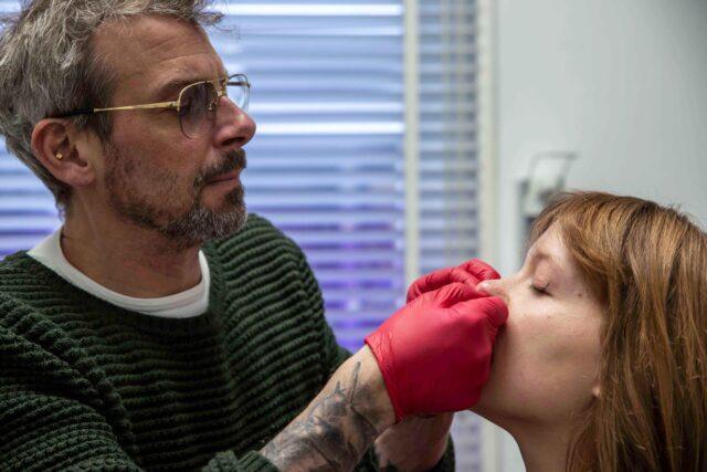 piercing zetten l'éxtremiste neus