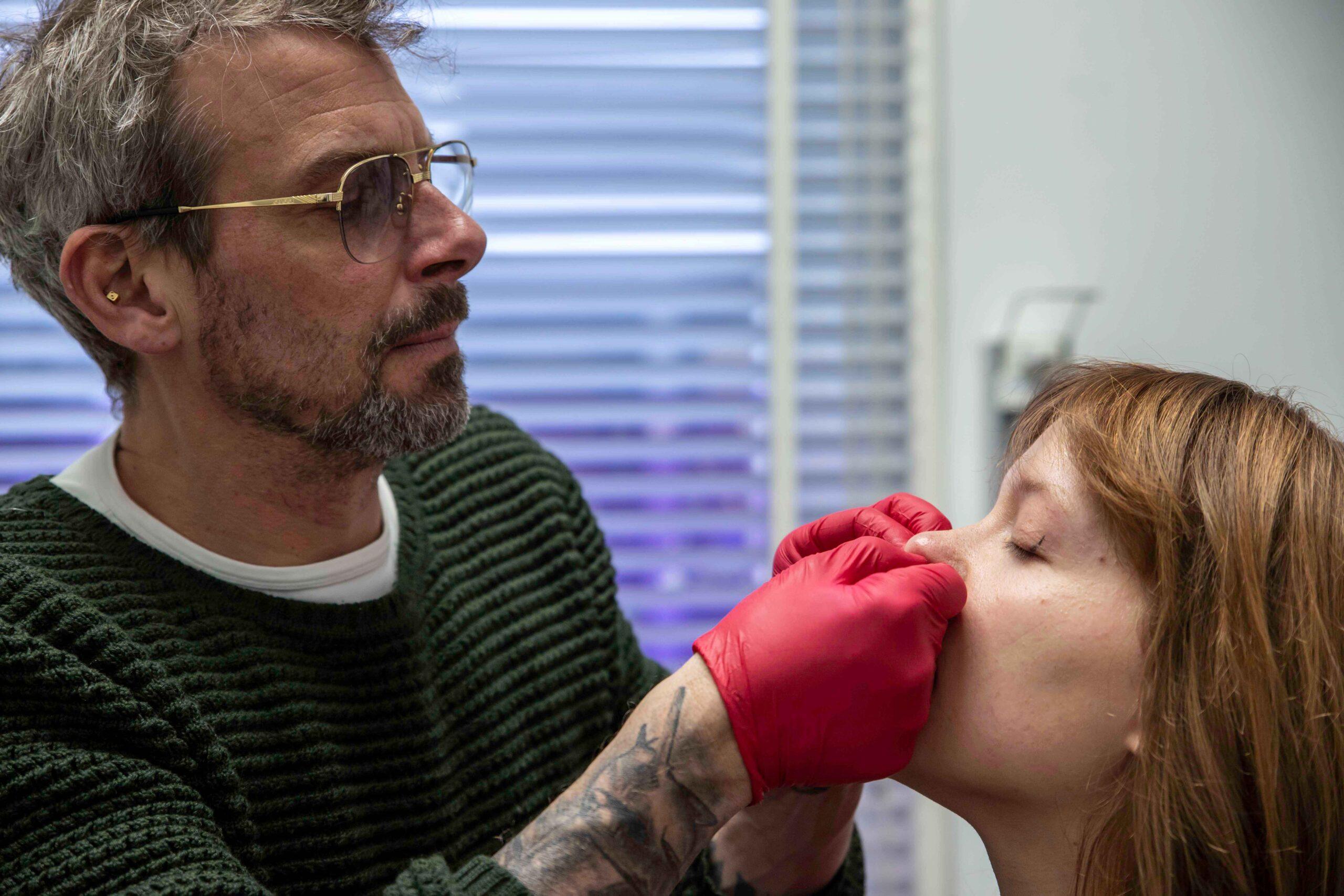 piercing zetten l'éxtremiste neus