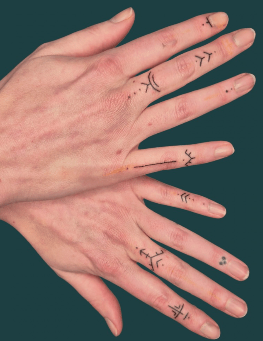 fineline hand tattoo gezet door tattu marru